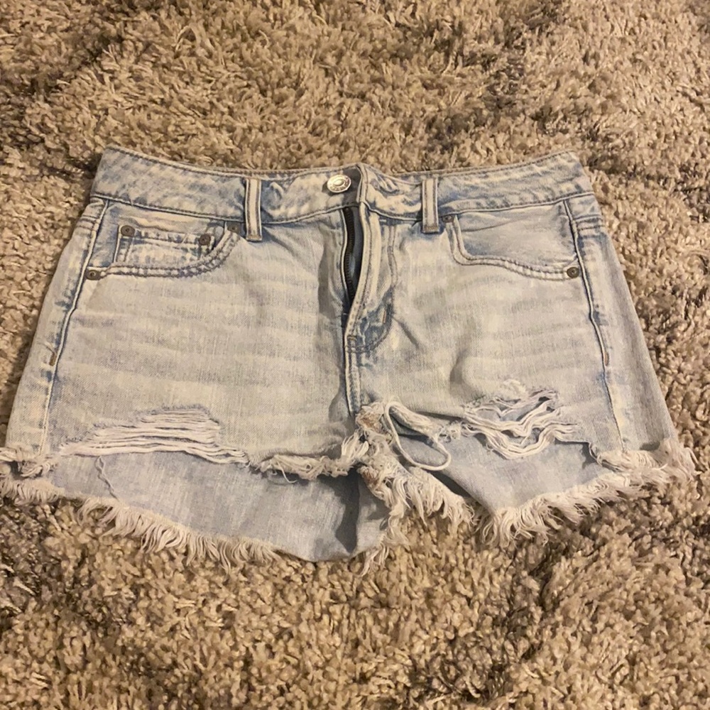 Women’s light wash jean shorts
